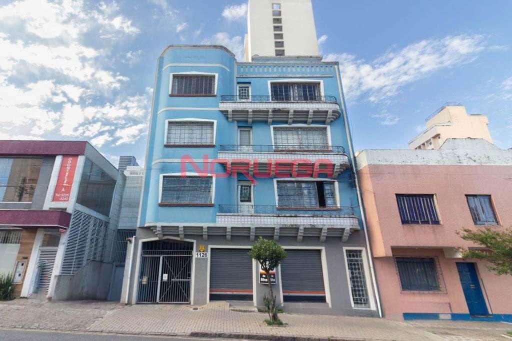 Excelente oportunidade de sala comercial para locação em Curitiba-PR, no bairro Rebouças: 3 salas, 2 banheiros, 3 vagas de garagem, 131m².