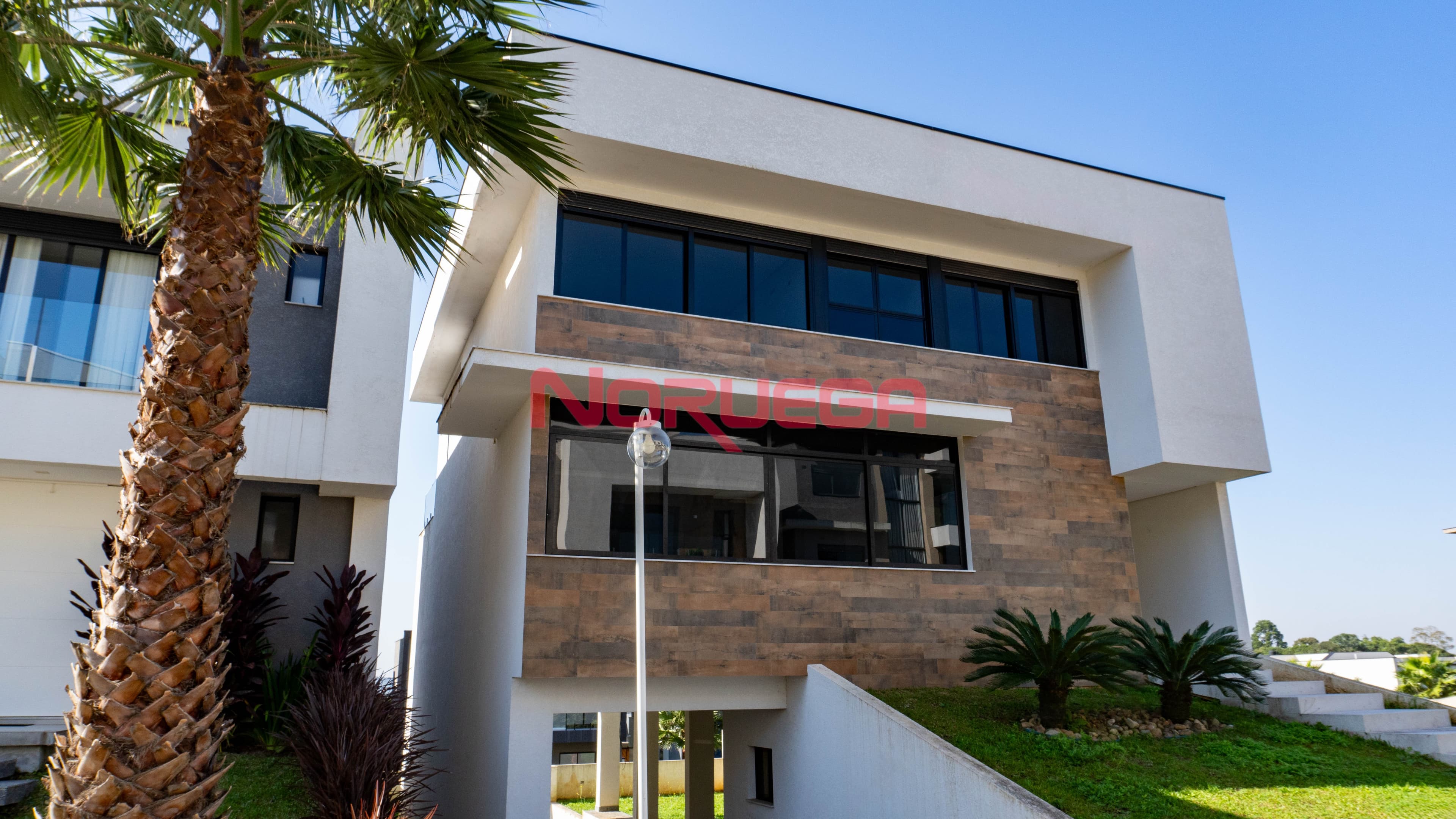 Casa de Luxo à Venda em Almirante Tamandaré-PR, Bairro Lamenha Pequena: 3 Quartos, 3 Suítes, 380m² e 4 Vagas!